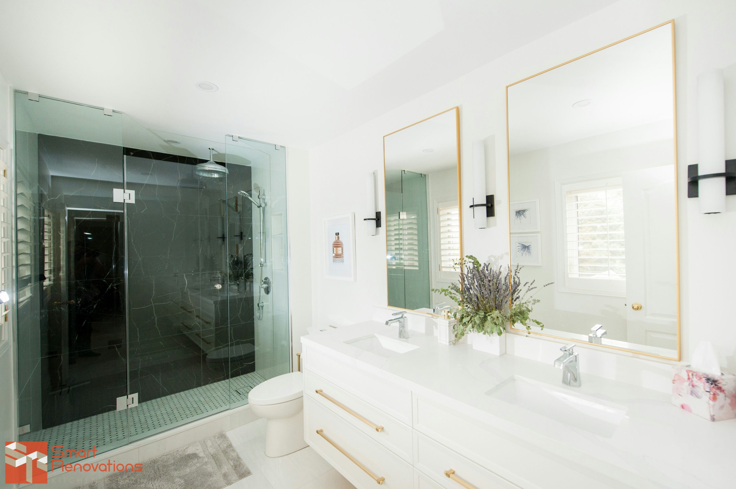 Baño blanco moderno y luminoso con ducha de cristal