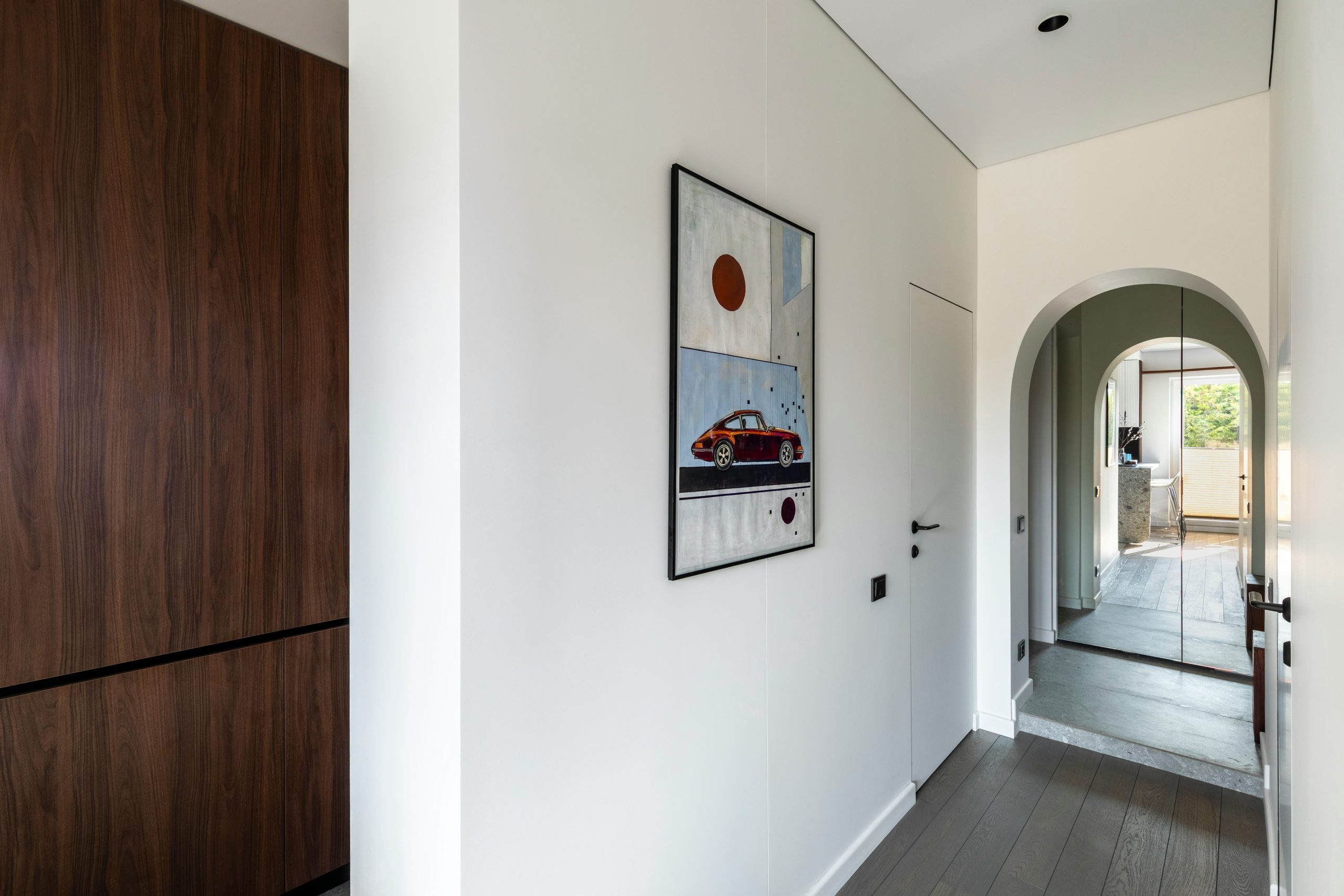 Pasillo moderno de vivienda con puertas interiores de madera