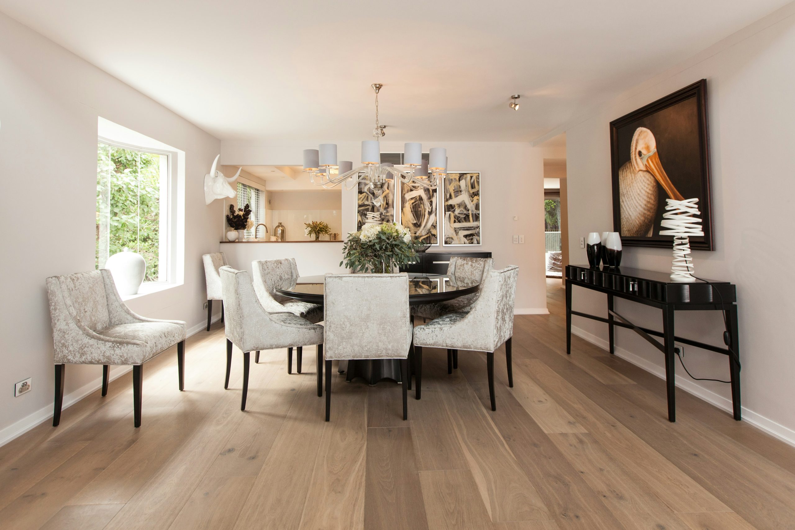 Salón comedor moderno con suelo de parquet color roble sin alfombra